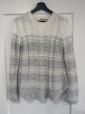 Crewneck Cable Knit Ombre Sweater in White and Gray